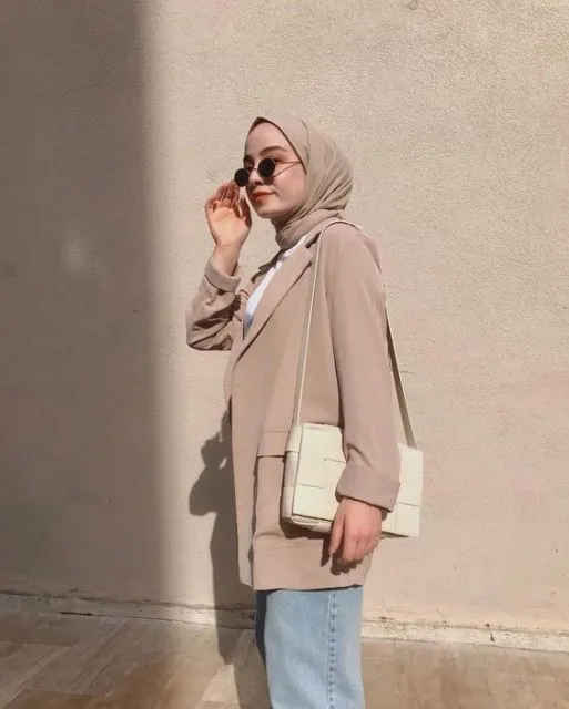 Patut Dicontoh, Ini 8 Ide Memadukan Tas Selempang Ala Hijabers Buat Jalan Sampai Ngantor! 17