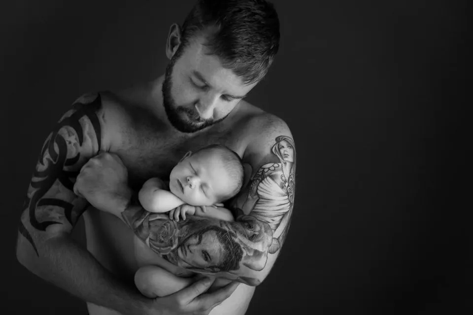 Unik dan Terlihat 'Mesra', Ini 10 Ide Newborn Photoshoot Bareng Ayah. Kudu Coba! 15