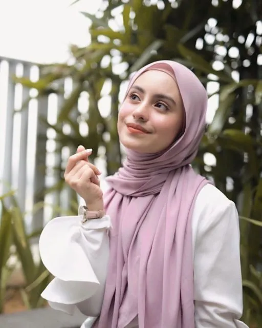 Mengadaptasi Cara Pakai Pashmina Ala Tasnim Shah, Simpel Tapi Bisa Buat ke Mana-Mana! 11