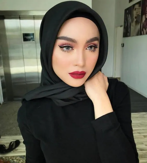 4 Contoh Makeup yang Lagi Hits Buat Selfie Pas di Rumah Aja. Yuk, Bikin! 5