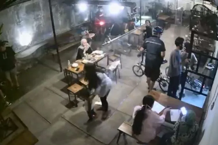 Heboh Rombongan Pesepeda Masuk Cafe Sembari Menaiki Sepedanya. Akhirnya Mereka Minta Maaf 4