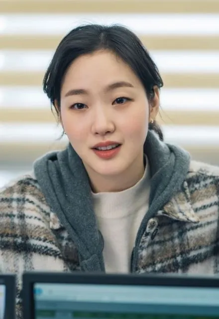 Kim Go Eun, Pasangan Lee Min Ho di 'The King Eternal Monarch' yang Gayanya Selow Banget! 9