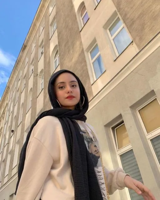 Mengadaptasi Cara Pakai Pashmina Ala Tasnim Shah, Simpel Tapi Bisa Buat ke Mana-Mana! 12