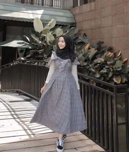 9 Nominasi Dress Hijab Paling Unik Tapi Lucu Buat Dipakai ke Berbagai Acara 13