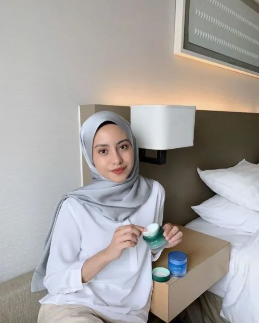 Mengadaptasi Cara Pakai Pashmina Ala Tasnim Shah, Simpel Tapi Bisa Buat ke Mana-Mana! 13