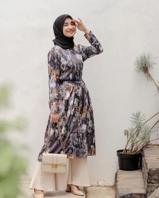 9 Tunik Motif Bunga yang Bisa Upgrade Penampilanmu Sebagai Hijabers. Dijamin Unik! 12
