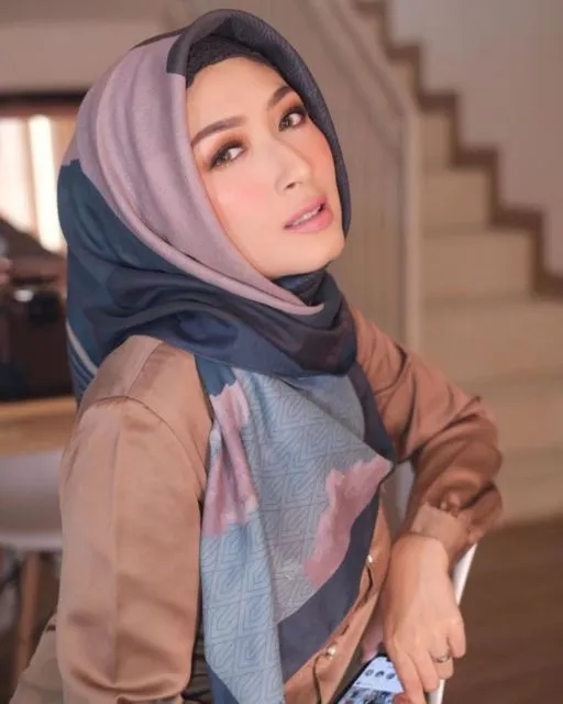 Perbandingan Gaya 9 Istri Aktor Indonesia yang Sama-Sama Sederhana. Cantik Natural! 17
