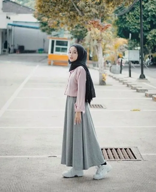 Bermodal Rok Longgar dan Sneakers, 9 Hijabers Ini Bisa Tampil Selow Tapi Elegan. Lucu! 18