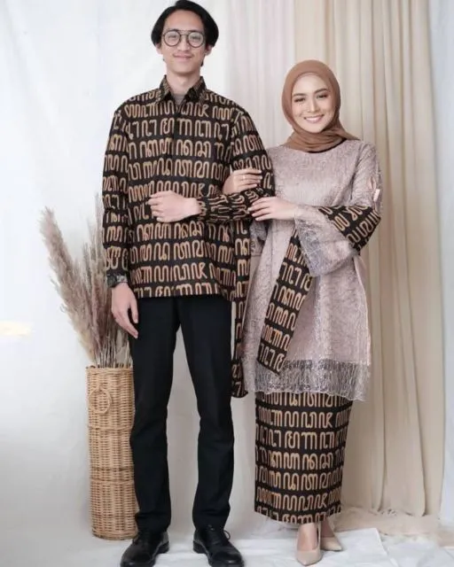 9 Motif Kebaya Couple Terbaru Bernuansa Kalem dan Elegan. Bikin Kompak Bareng Pasangan! 12