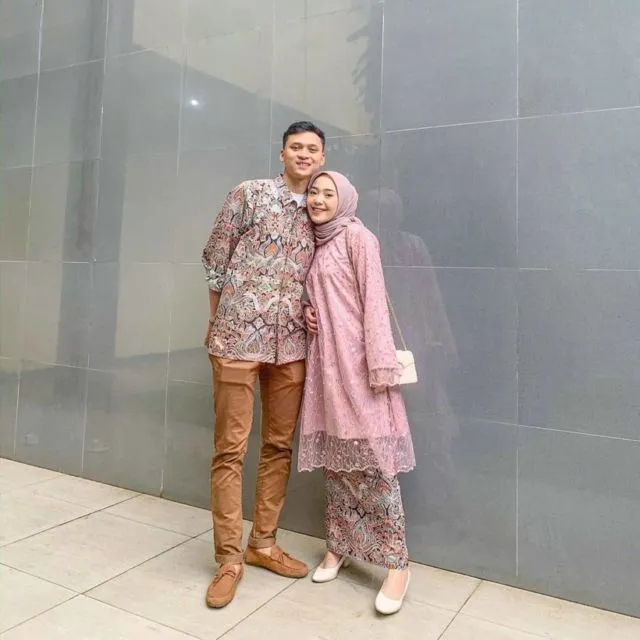 9 Motif Kebaya Couple Terbaru Bernuansa Kalem dan Elegan. Bikin Kompak Bareng Pasangan! 11
