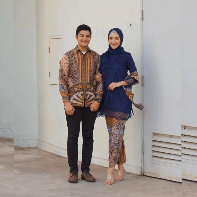 9 Motif Kebaya Couple Terbaru Bernuansa Kalem dan Elegan. Bikin Kompak Bareng Pasangan! 10