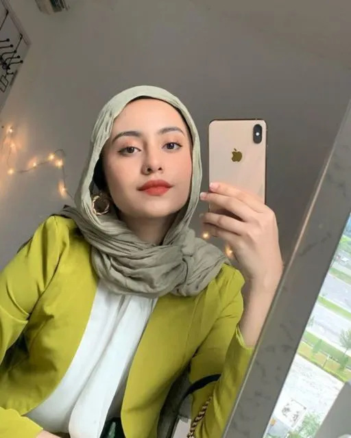 Mengadaptasi Cara Pakai Pashmina Ala Tasnim Shah, Simpel Tapi Bisa Buat ke Mana-Mana! 14