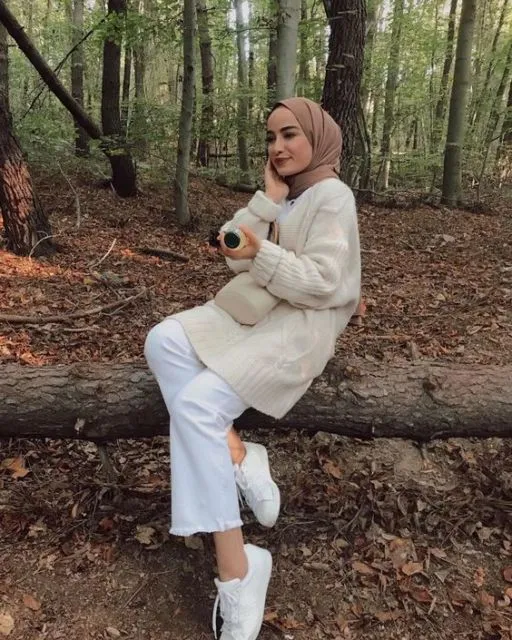 8 Kombinasi Manis Celana Putih dengan Berbagai Atasan Buat Hijabers. Unik dan Cantik! 11