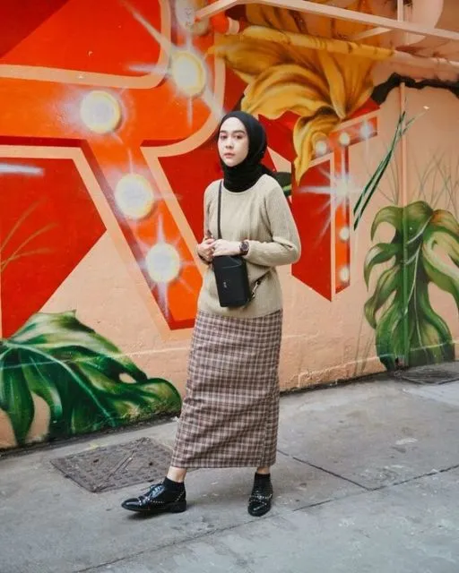9 Cara Unik Pakai Sweater dan Rok Longgar Buat Hijabers. Sederhana dan Anggun! 12