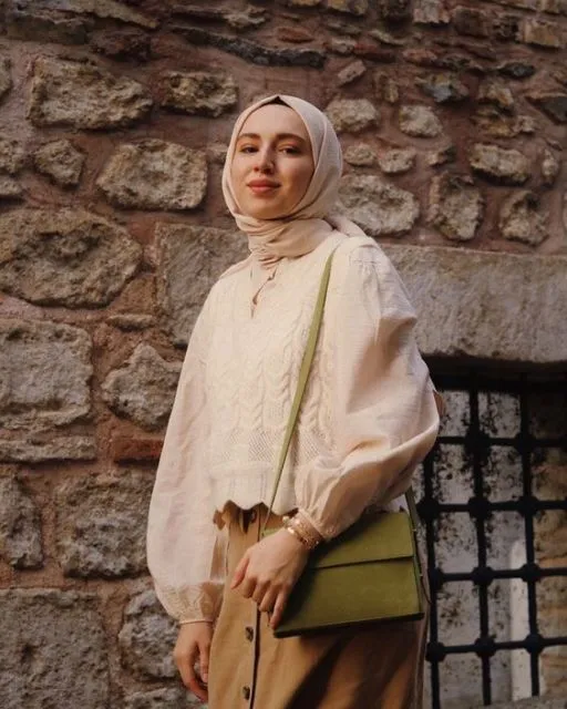 Patut Dicontoh, Ini 8 Ide Memadukan Tas Selempang Ala Hijabers Buat Jalan Sampai Ngantor! 15