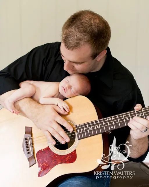 Unik dan Terlihat 'Mesra', Ini 10 Ide Newborn Photoshoot Bareng Ayah. Kudu Coba! 18