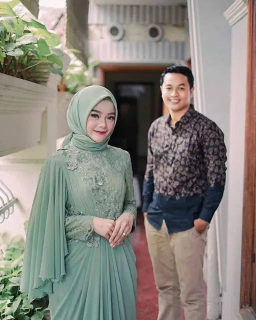 9 Motif Kebaya Couple Terbaru Bernuansa Kalem dan Elegan. Bikin Kompak Bareng Pasangan! 13