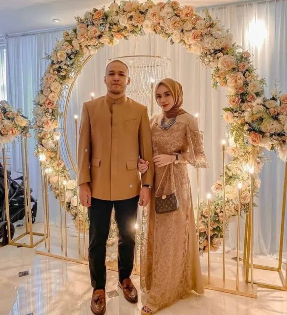 9 Motif Kebaya Couple Terbaru Bernuansa Kalem dan Elegan. Bikin Kompak Bareng Pasangan! 14