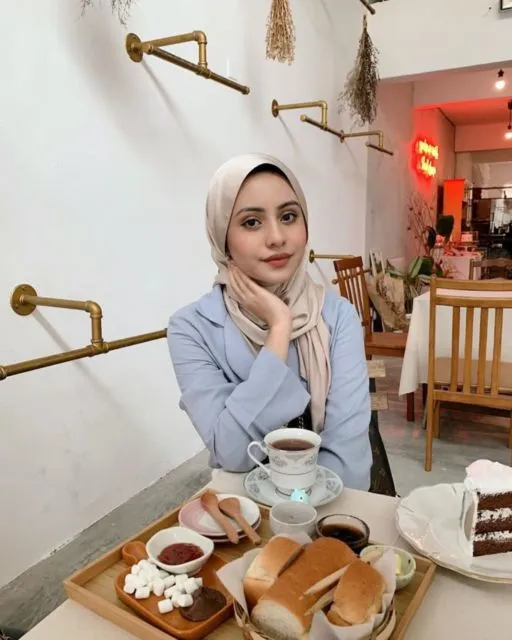Mengadaptasi Cara Pakai Pashmina Ala Tasnim Shah, Simpel Tapi Bisa Buat ke Mana-Mana! 15