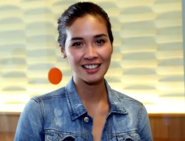 Perbandingan Gaya 9 Istri Aktor Indonesia yang Sama-Sama Sederhana. Cantik Natural! 14