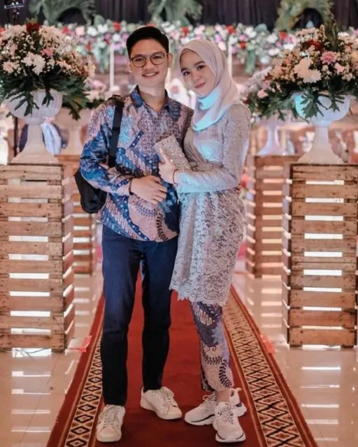 9 Motif Kebaya Couple Terbaru Bernuansa Kalem dan Elegan. Bikin Kompak Bareng Pasangan! 15