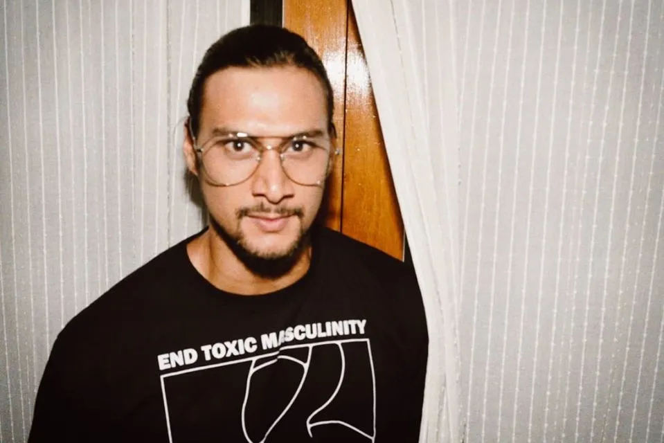 Daniel Adnan, Suami Tara Basro yang Bergaya Simpel, Gondrong dan Hobi Pakai Kaus! 9