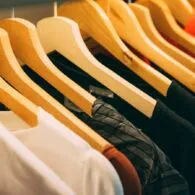 4 Alasan Orang Selalu Terlihat Pakai Baju yang Itu-Itu Aja. Bukan Berarti Dia Cuma Punya Satu, Ya!