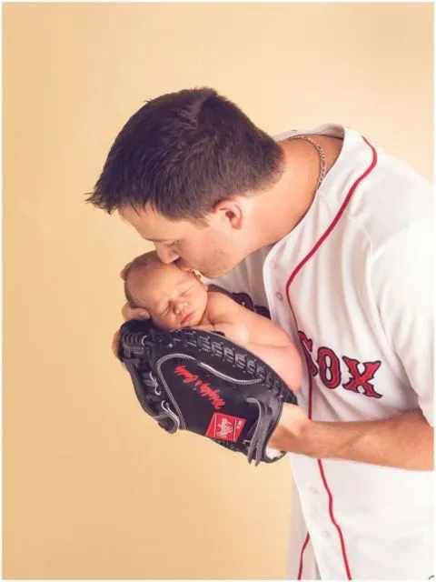 Unik dan Terlihat 'Mesra', Ini 10 Ide Newborn Photoshoot Bareng Ayah. Kudu Coba! 19