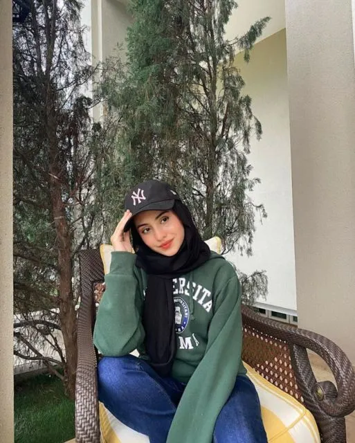 Mengadaptasi Cara Pakai Pashmina Ala Tasnim Shah, Simpel Tapi Bisa Buat ke Mana-Mana! 16