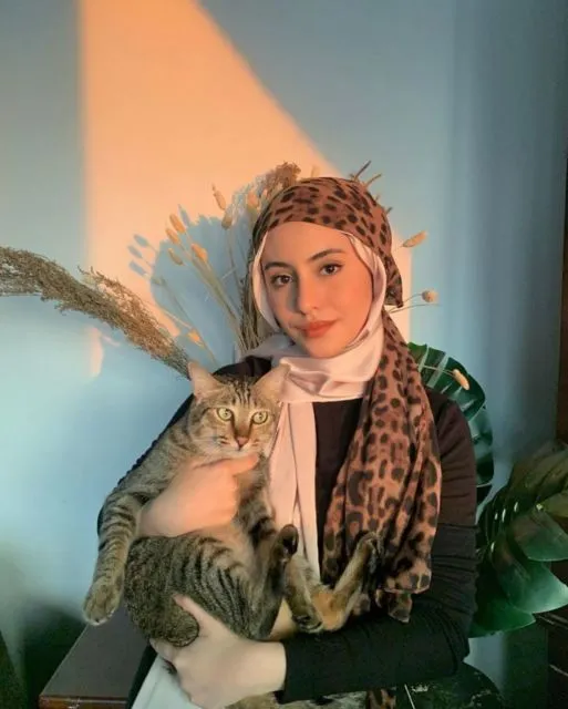 Mengadaptasi Cara Pakai Pashmina Ala Tasnim Shah, Simpel Tapi Bisa Buat ke Mana-Mana! 17