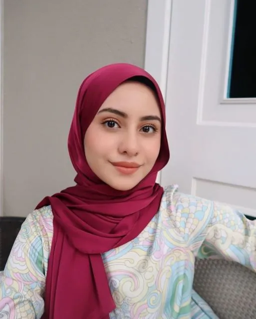 Mengadaptasi Cara Pakai Pashmina Ala Tasnim Shah, Simpel Tapi Bisa Buat ke Mana-Mana! 18