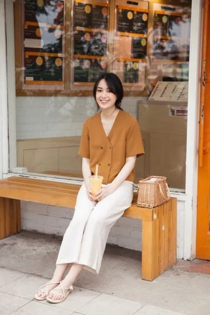 Begini Cara Cewek Korea Memadukan Kemeja Lengan Pendek Biar Terlihat Sopan. Simpel! 17