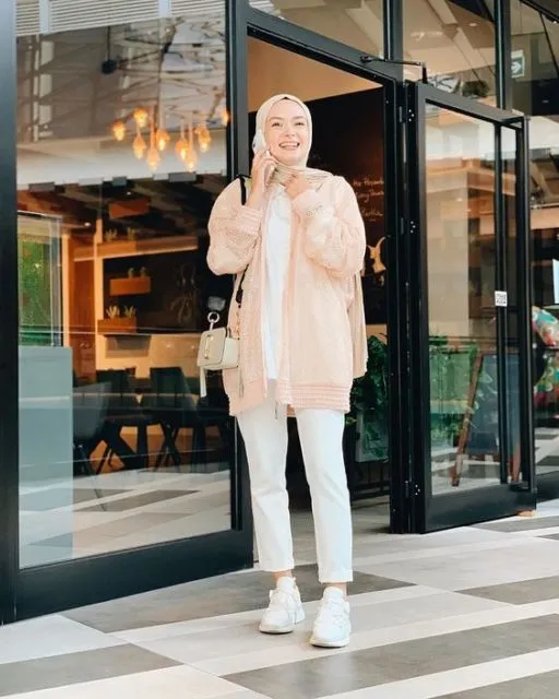 8 Kombinasi Manis Celana Putih dengan Berbagai Atasan Buat Hijabers. Unik dan Cantik! 17