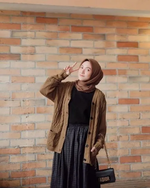 9 Cara Unik Pakai Sweater dan Rok Longgar Buat Hijabers. Sederhana dan Anggun! 15