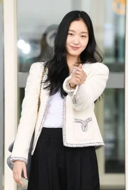 Kim Go Eun, Pasangan Lee Min Ho di 'The King Eternal Monarch' yang Gayanya Selow Banget! 13