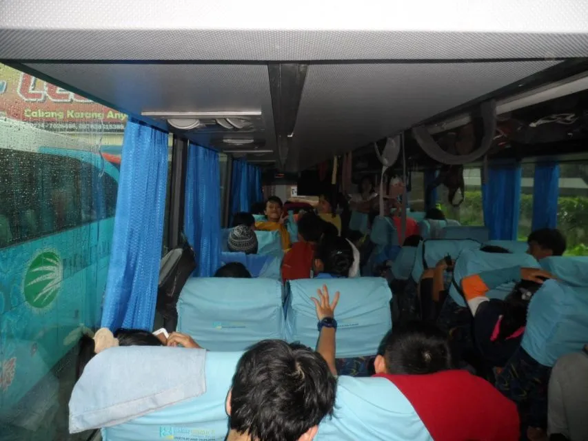 Inilah 4 Tipe Anak Sekolahan Dilihat dari Posisi Duduknya di Bus Saat Perjalanan Study Tour 6