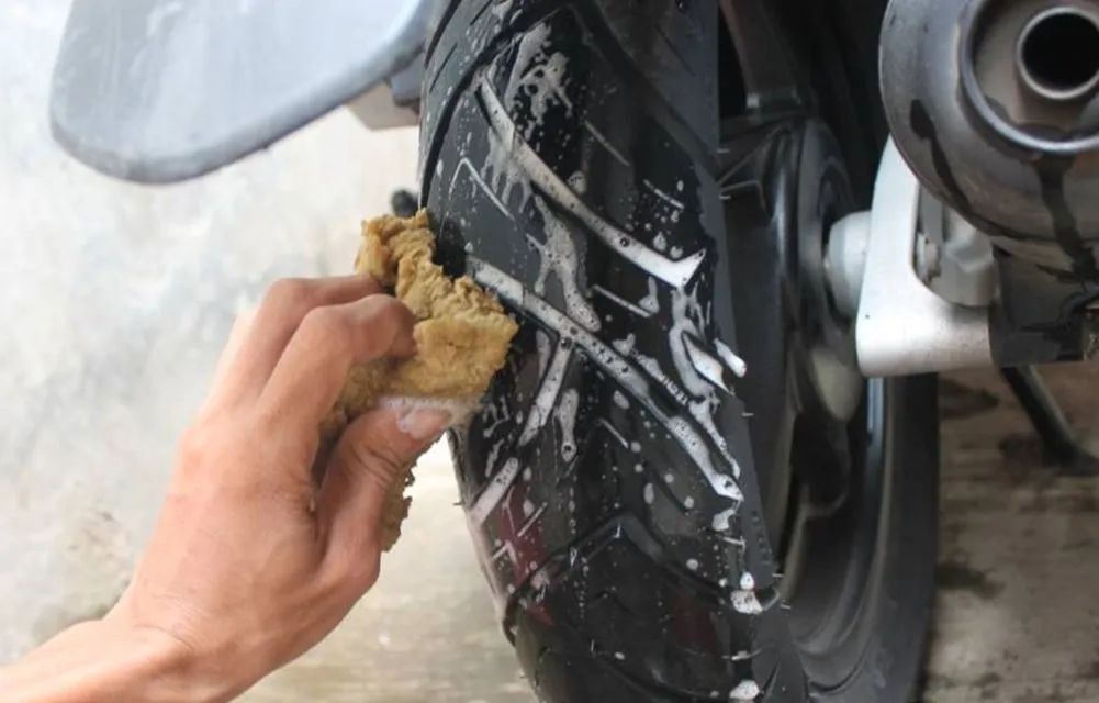 Tips Cuci Motor Sendiri yang Benar & Bikin Kinclong 12