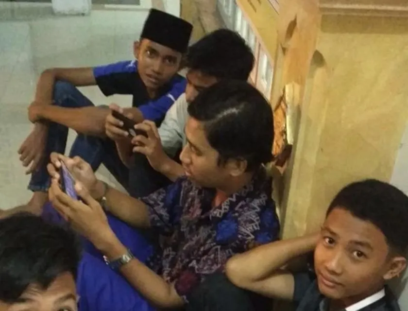 11 Kelakuan Kocak Orang Manfaatkan Wi-Fi di Masjid. Pakai Boleh, tapi Nggak Gitu juga Kali! :( 13