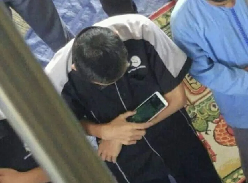 11 Kelakuan Kocak Orang Manfaatkan Wi-Fi di Masjid. Pakai Boleh, tapi Nggak Gitu juga Kali! :( 21