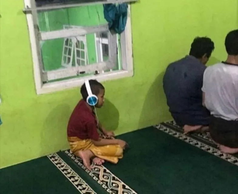 11 Kelakuan Kocak Orang Manfaatkan Wi-Fi di Masjid. Pakai Boleh, tapi Nggak Gitu juga Kali! :( 12