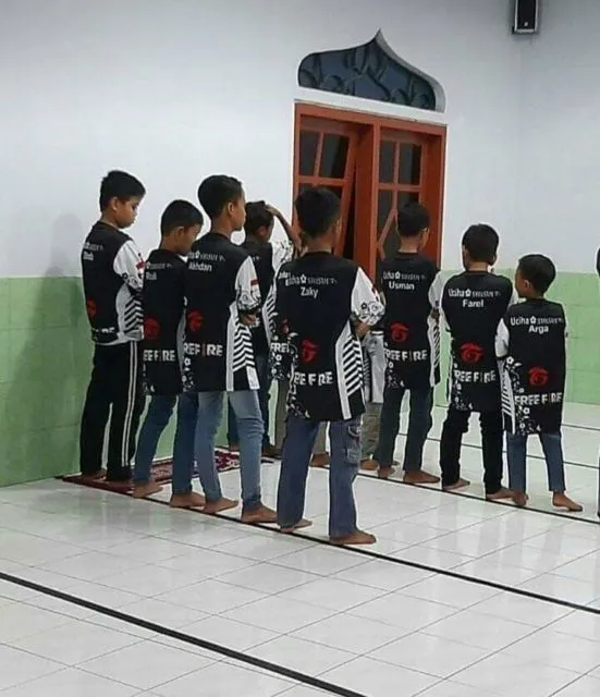 11 Kelakuan Kocak Orang Manfaatkan Wi-Fi di Masjid. Pakai Boleh, tapi Nggak Gitu juga Kali! :( 17