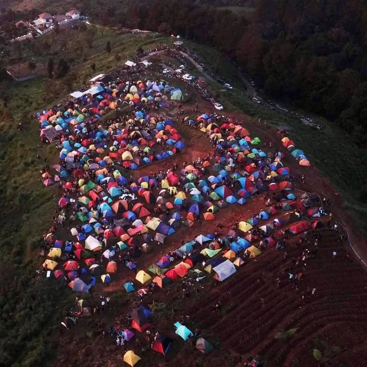 Di Tengah PSBB, Ratusan Pendaki Membanjiri Bukit Alas Bandawasa di Bogor Tanpa Social Distancing! 4