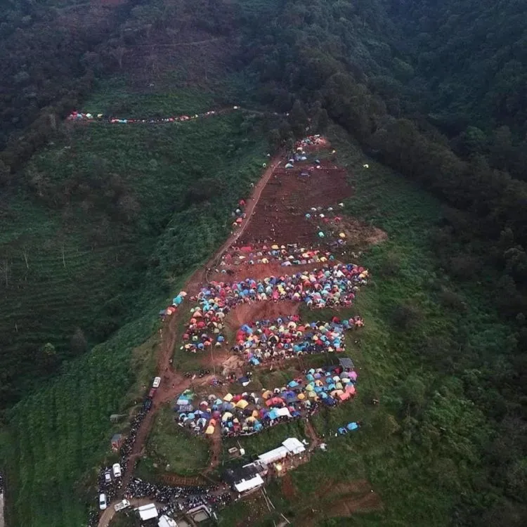 Di Tengah PSBB, Ratusan Pendaki Membanjiri Bukit Alas Bandawasa di Bogor Tanpa Social Distancing! 5