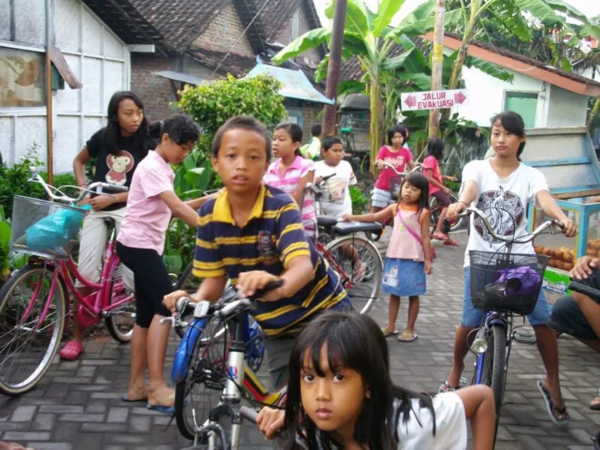 Kocaknya 5 Kelakuan Bocah Saat Awal Belajar Naik Sepeda. Nostalgia Tragedi Jatuh Berulang Kali~ 10
