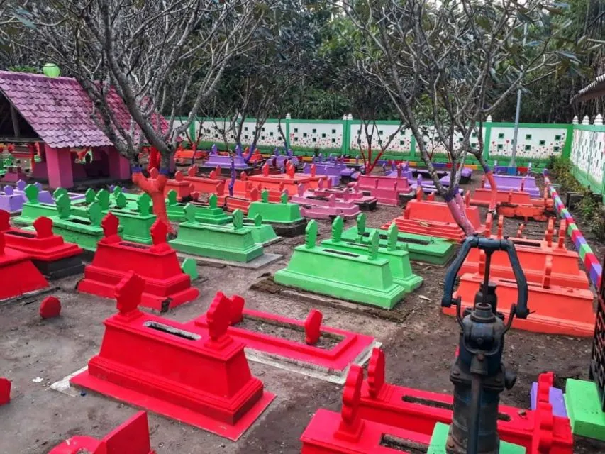 Kisah di Balik Makam Warna-Warni yang Viral di Madiun, Sengaja Dicat Supaya Tidak Terkesan Angker 3