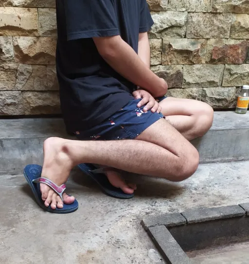 10 Posisi Kaki Saat Foto yang Pernah Ngetren pada Zaman Alay. Nyesel Nggak sih Sempat Begini? :( 20