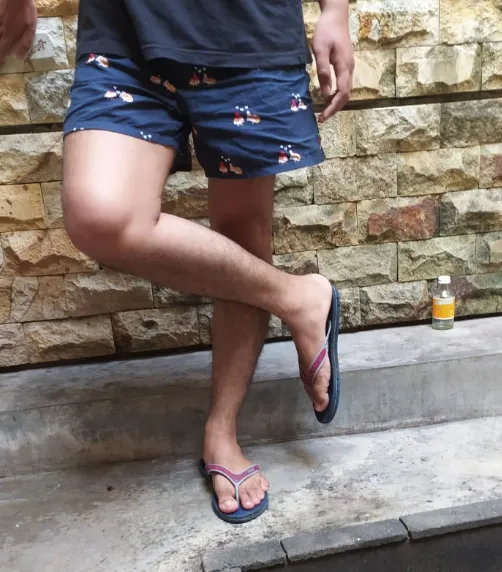 10 Posisi Kaki Saat Foto yang Pernah Ngetren pada Zaman Alay. Nyesel Nggak sih Sempat Begini? :( 15