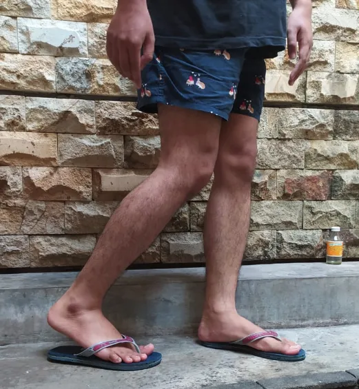 10 Posisi Kaki Saat Foto yang Pernah Ngetren pada Zaman Alay. Nyesel Nggak sih Sempat Begini? :( 12