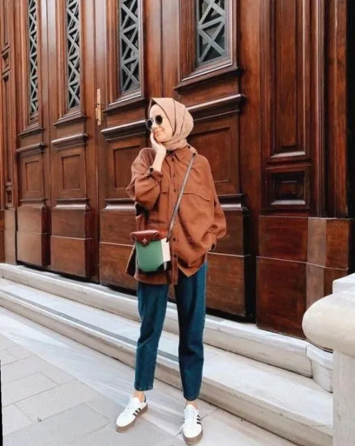 8 Kemeja Longgar Favorit Para Hijaber Buat Segala Acara. Manis, Meski Motifnya Biasa! 12