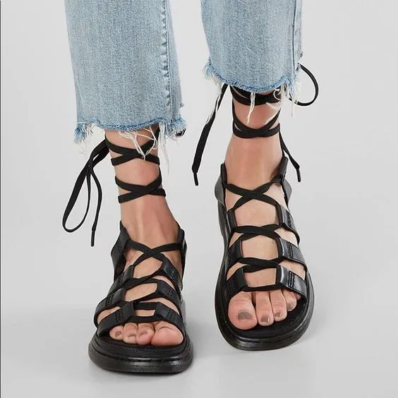 5 Jenis Sepatu yang Harus Dihindari Cewek Bertubuh Mungil. Jangan Sampai Salah! 8
